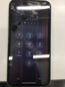 iPhoneXRの画面割れと液晶割れが起きている。