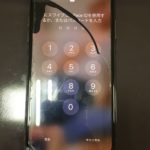 iPhoneXSの画面に黒い液体のようなものが・・・ 修理はできる？？