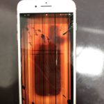 オレンジに発光する〝iPhone8Plus〟