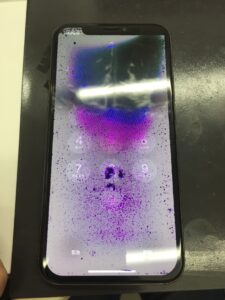 液晶漏れによって画面が紫色になったiPhoneX