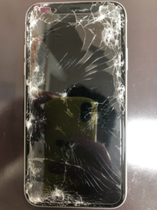 車の下敷きになったiPhone11