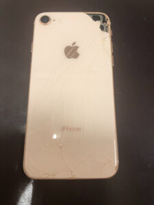 iPhone8の背面ガラス割れ