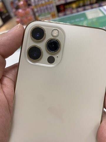 iPhone12Proのカメラカバーガラスレンズを取り去ったところ。